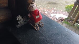 Kleine weihnachtliche Figur am Waldfestplatz