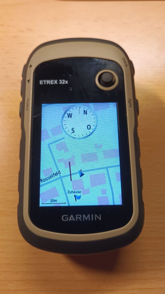 Garmin eTrex 32x mit Kartendarstellung und eingeblendetem Kompass
