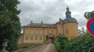 Schloss Friedrichstein von der Straße aus